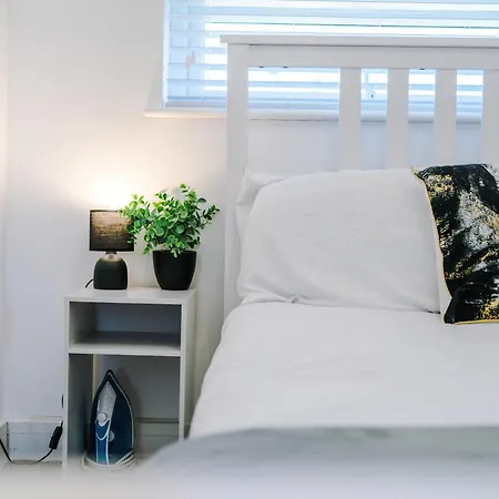 Boutique Mcr With Games Table, Sleeps 9 *