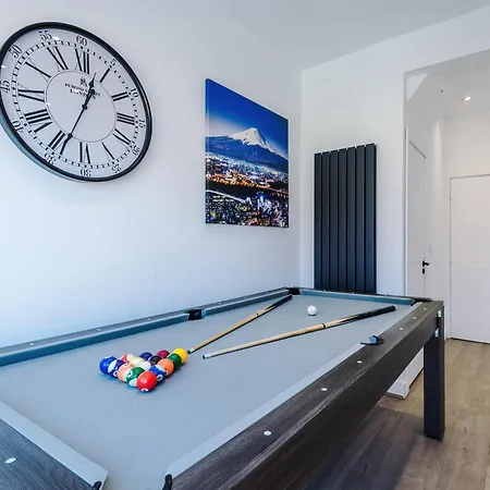 Boutique Mcr With Games Table, Sleeps 9