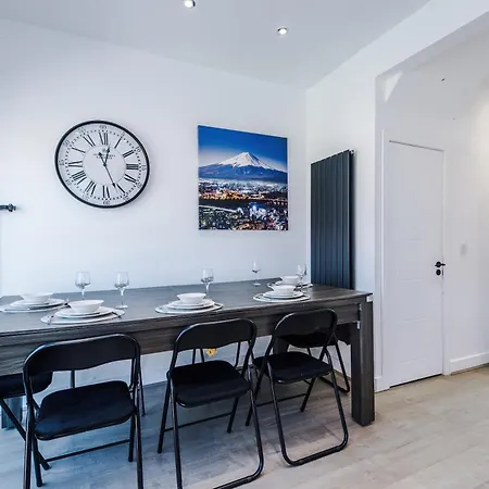 Boutique Mcr With Games Table, Sleeps 9