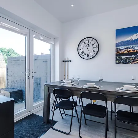 Дом отдыха Boutique Mcr With Games Table, Sleeps 9