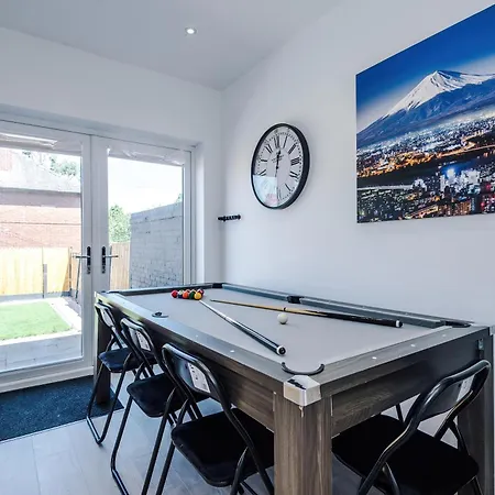 Boutique Mcr With Games Table, Sleeps 9 * Манчестер