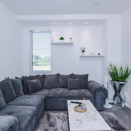 Дом отдыха Boutique Mcr With Games Table, Sleeps 9 *
