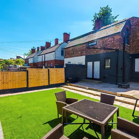 Дом отдыха Boutique Mcr With Games Table, Sleeps 9 *