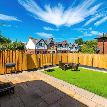Boutique Mcr With Games Table, Sleeps 9