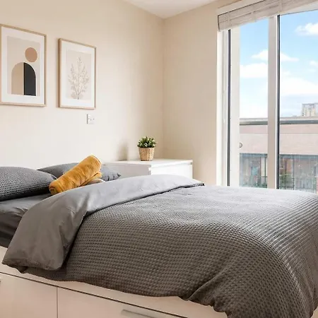 Apartmán Modern 2-bed Living With Private Balcony *