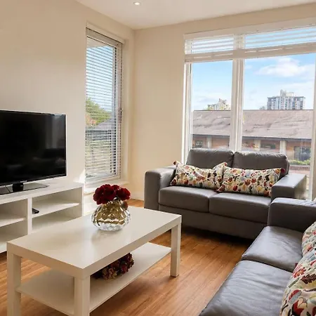 Modern 2-bed Living With Private Balcony *