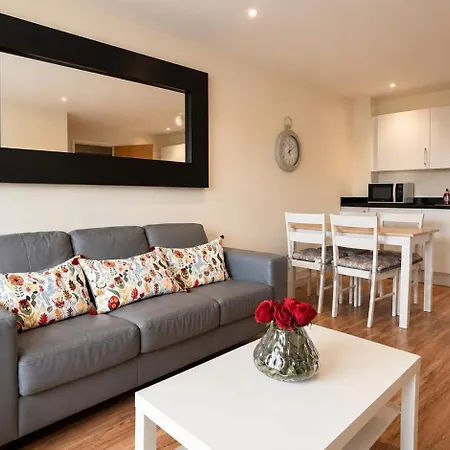 Modern 2-bed Living With Private Balcony