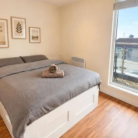 Modern 2-bed Living With Private Balcony Apartmán