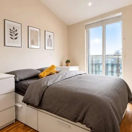 Modern 2-bed Living With Private Balcony Apartmán *