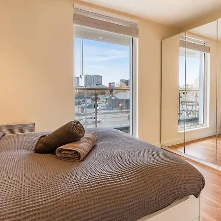 Modern 2-bed Living With Private Balcony *