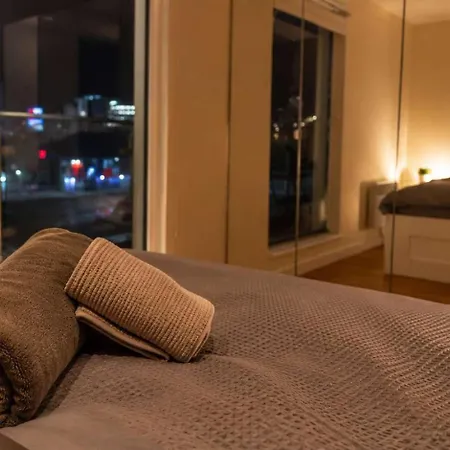 Apartment Modern 2-bed Living With Private Balcony