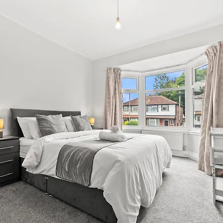 Modern & Spacious 4-bedroom In Crumpsall