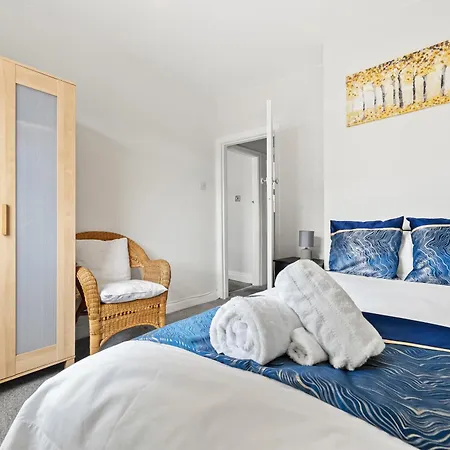 Modern & Spacious 4-bedroom In Crumpsall Apartman