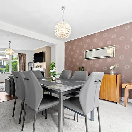Modern & Spacious 4-bedroom In Crumpsall Manchester
