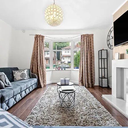 Modern & Spacious 4-bedroom In Crumpsall * Manchester