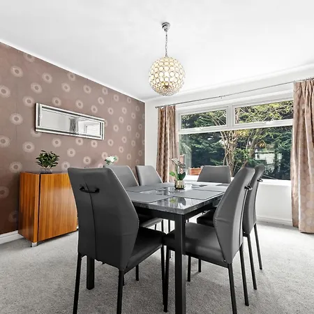 Modern & Spacious 4-bedroom In Crumpsall Apartman *