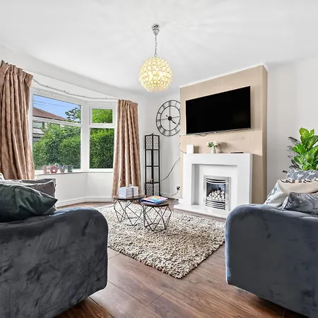 Modern & Spacious 4-bedroom In Crumpsall * Manchester