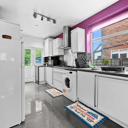Modern & Spacious 4-bedroom In Crumpsall Apartman Manchester