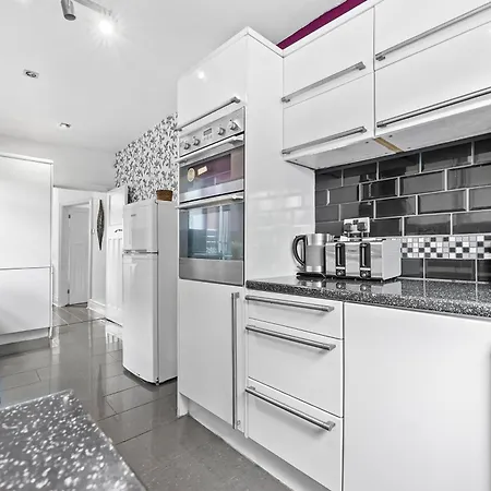 Modern & Spacious 4-bedroom In Crumpsall * Manchester