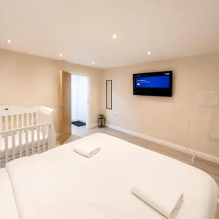 Spacious Apartment, Steps Away From Heaton Park 아파트 *