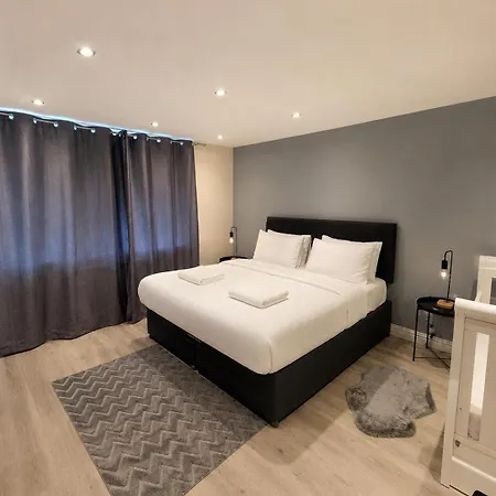 Spacious Apartment, Steps Away From Heaton Park 아파트