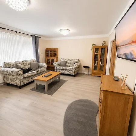 Spacious Apartment, Steps Away From Heaton Park 아파트