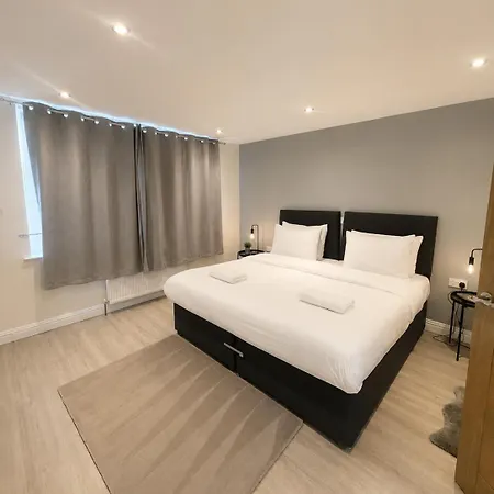 Spacious Apartment, Steps Away From Heaton Park 아파트