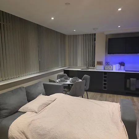 Modern 1-bed Penthouse Steps From Old Trafford * Μάντσεστερ