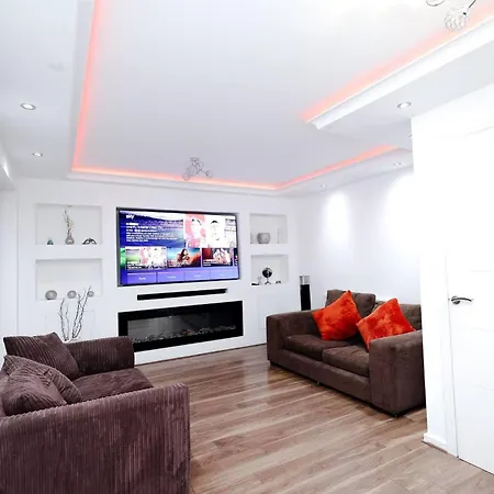 Cozy Place In Salford, Sleeps 8, 4 Bedroom, 5 Beds * Manchester