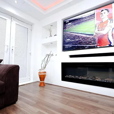 Cozy Place In Salford, Sleeps 8, 4 Bedroom, 5 Beds Manchester