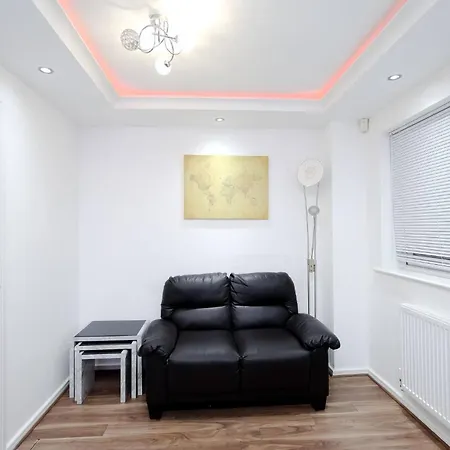 Prázdninový dům Cozy Place In Salford, Sleeps 8, 4 Bedroom, 5 Beds *