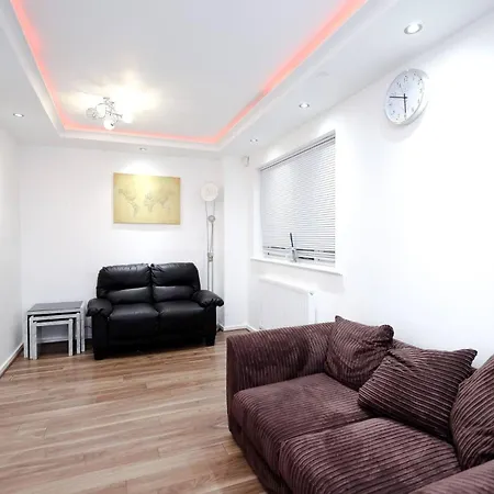 Cozy Place In Salford, Sleeps 8, 4 Bedroom, 5 Beds