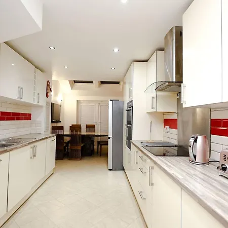 Cozy Place In Salford, Sleeps 8, 4 Bedroom, 5 Beds