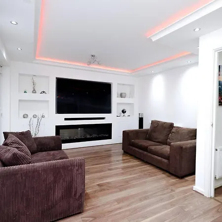 Cozy Place In Salford, Sleeps 8, 4 Bedroom, 5 Beds *