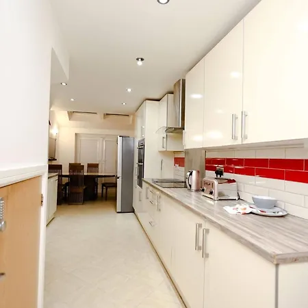 Cozy Place In Salford, Sleeps 8, 4 Bedroom, 5 Beds Manchester