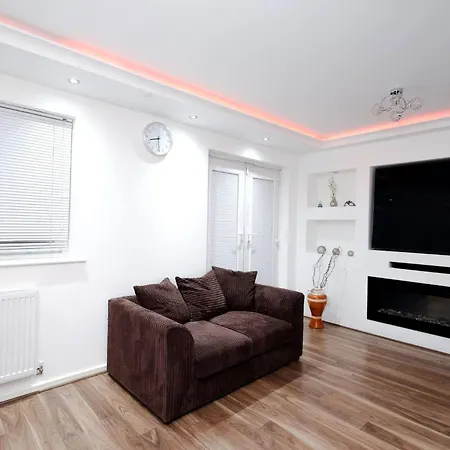 Cozy Place In Salford, Sleeps 8, 4 Bedroom, 5 Beds