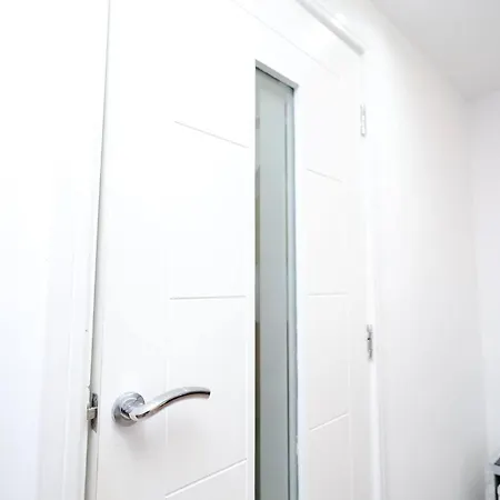Cozy Place In Salford, Sleeps 8, 4 Bedroom, 5 Beds Dom wakacyjny