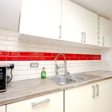 Dom wakacyjny Cozy Place In Salford, Sleeps 8, 4 Bedroom, 5 Beds