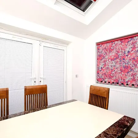 Cozy Place In Salford, Sleeps 8, 4 Bedroom, 5 Beds Manchester