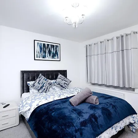 Cozy Place In Salford, Sleeps 8, 4 Bedroom, 5 Beds * Manchester