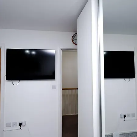 Cozy Place In Salford, Sleeps 8, 4 Bedroom, 5 Beds *