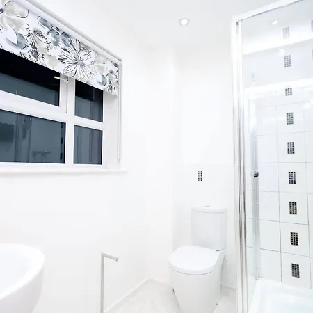 Cozy Place In Salford, Sleeps 8, 4 Bedroom, 5 Beds Prázdninový dům