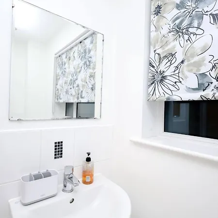Cozy Place In Salford, Sleeps 8, 4 Bedroom, 5 Beds