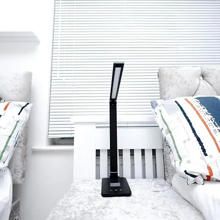 Cozy Place In Salford, Sleeps 8, 4 Bedroom, 5 Beds *