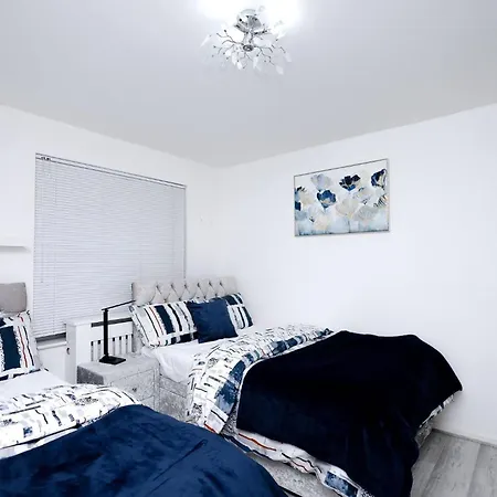 Cozy Place In Salford, Sleeps 8, 4 Bedroom, 5 Beds