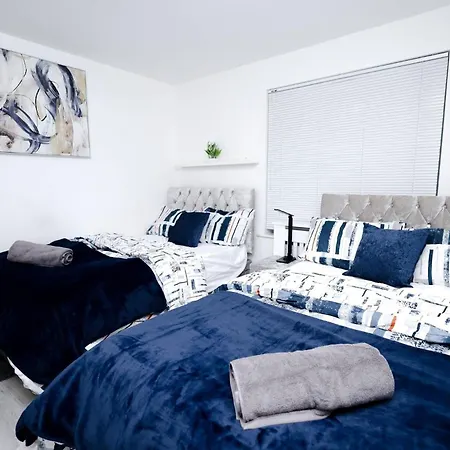 Cozy Place In Salford, Sleeps 8, 4 Bedroom, 5 Beds Prázdninový dům