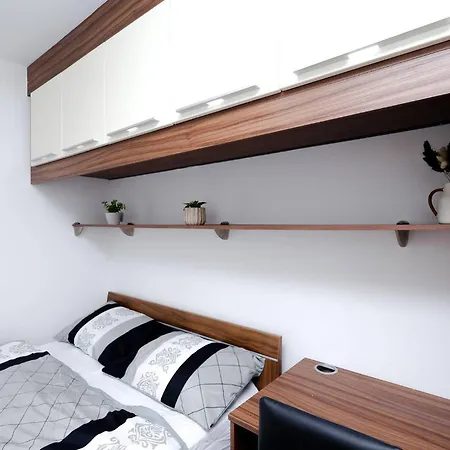 Cozy Place In Salford, Sleeps 8, 4 Bedroom, 5 Beds *