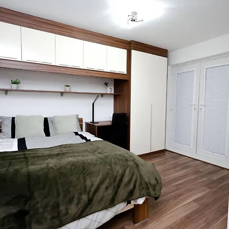 Cozy Place In Salford, Sleeps 8, 4 Bedroom, 5 Beds * Manchester