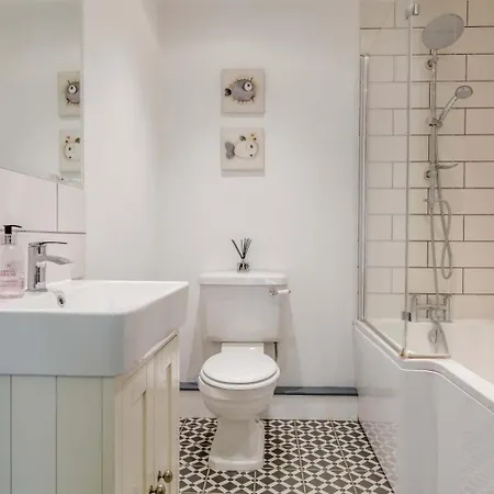 2 Bed In Ashton -under- Hill Oc-41827