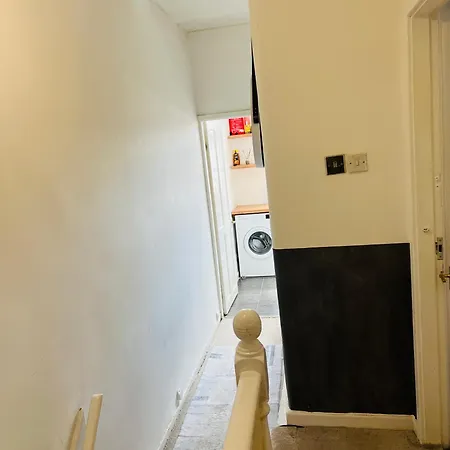 Cosy Private Near Transport Link In *